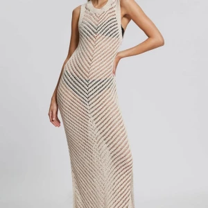 Beige stickad långklänning, Other Stories - Säljer en beige stickad långklänning med ärmlös design och rund halsringning. Klänningen har ett snyggt hålmönster och är figurnära, perfekt för sommardagar eller strandhäng. Endast använd en gång. Köptes för nästan dubbla priset.