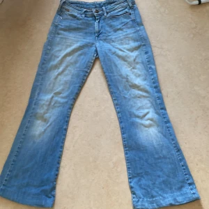 Low waist bootcut jeans - Jättefina bootcut low/mid waist från wrangler! 💕☺️har en slitning vid fickan och ett jättelitet hål vid insidan lår, men lätt att sy ihop! ☺️☺️skriv privat vid frågor! (Har inga bilder på då dom är för stora) 