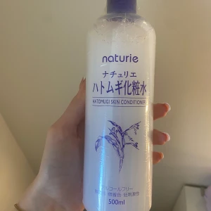 Naturie Hatomugi Skin Conditioner 500ml -  Jag har inte använt den och  den är INTE ÖPNAD. En stor flaska ansiktsvatten/toner från Naturie med extrakt av pärlkorn (hatomugi). Produkten är alkoholfri och används för att återfukta huden. Kommer i en genomskinlig plastflaska med lila kork och har en mild formula.