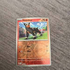 Pokémonkort Houndour 031/060 - Säljer ett Pokémonkort med Houndour från Sword & Shield-serien. Kortet har en röd/orange ram och visar Houndour i en grön äng med blå himmel. Kortet har attacker som Bite och Flare samt HP 70. Perfekt för samlare eller Pokémonfans!