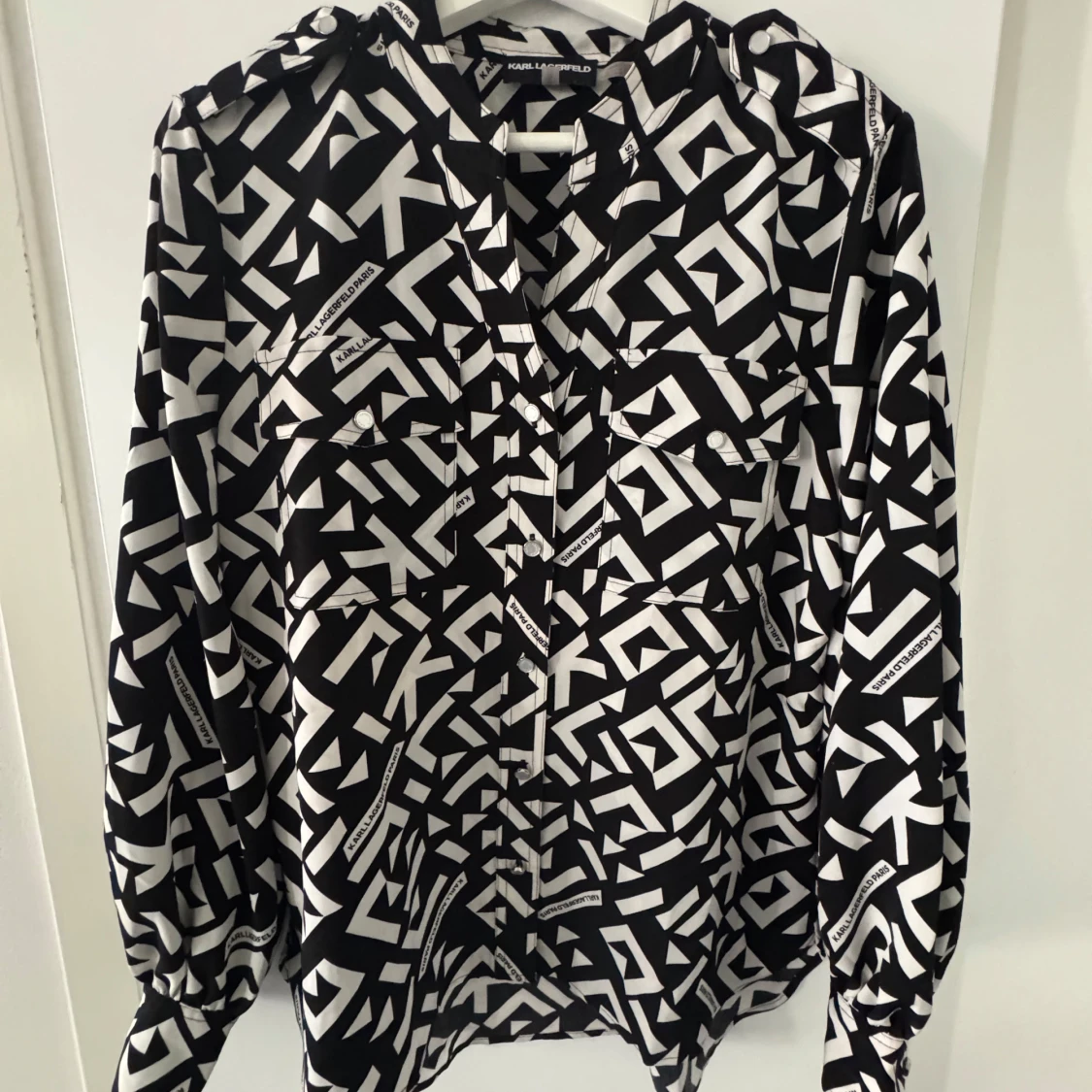 Svartvit mönstrad blus från Karl Lagerfeld