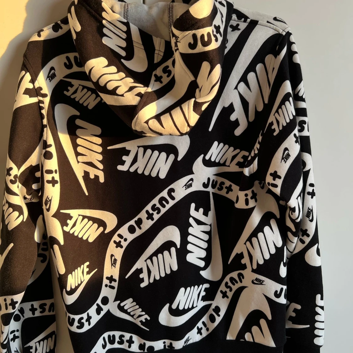 Svartvit hoodie från Nike med logga och text - 2