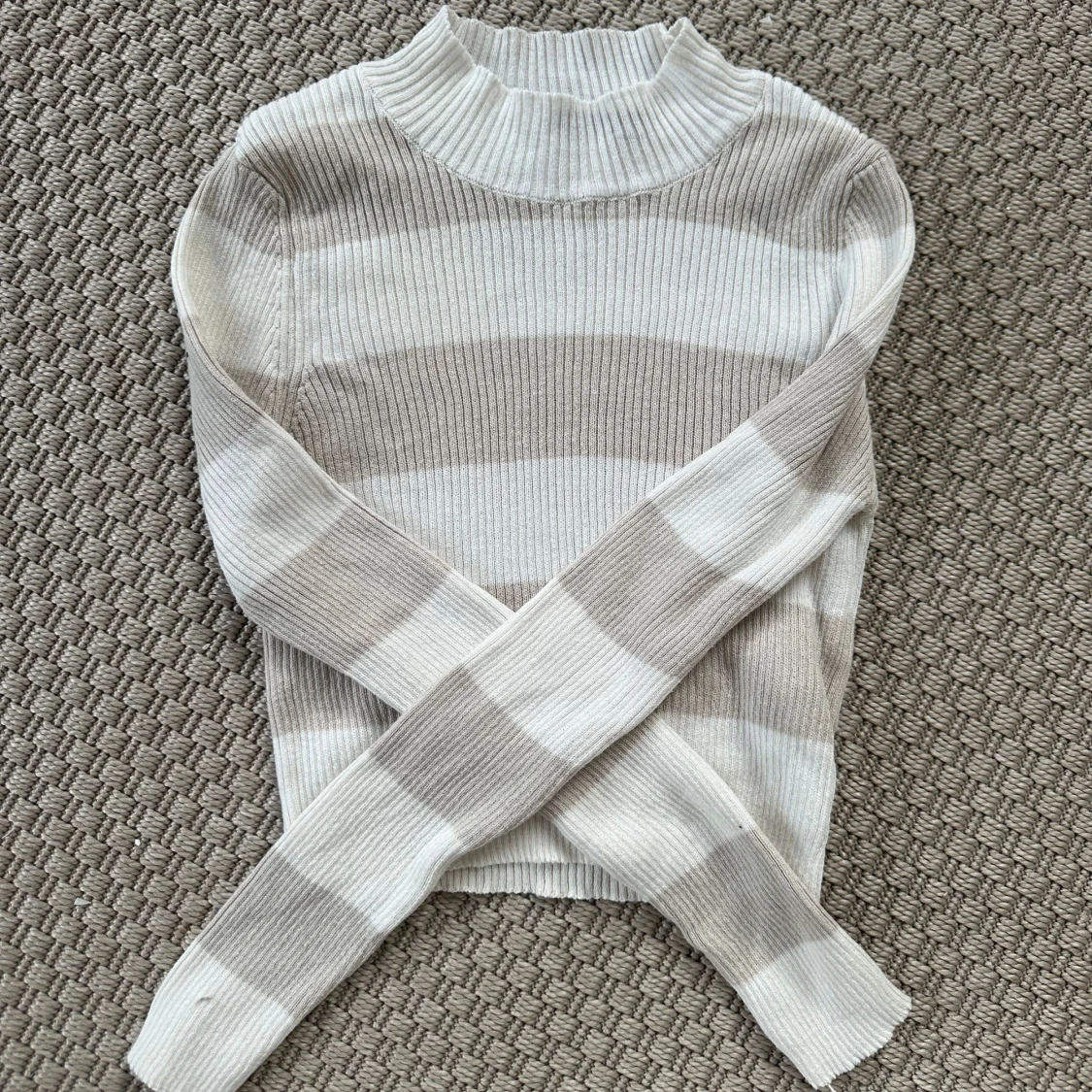 Beige och vit randig croppad tröja - 1