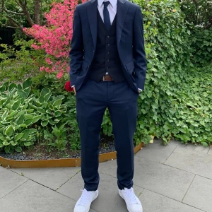 Marinblå kostym, Bläck - Tailored fit, knappt använd, djur- och rökfritt hushåll