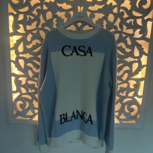 Casablanca crewneck - Otroligt snygg och unik Casablanca tröja i storlek M. Väldigt fint skick utan några hål eller fläckar. Nypris är ca 6000kr. Äkthet garanteras givetvis annars pengarna tillbaks.