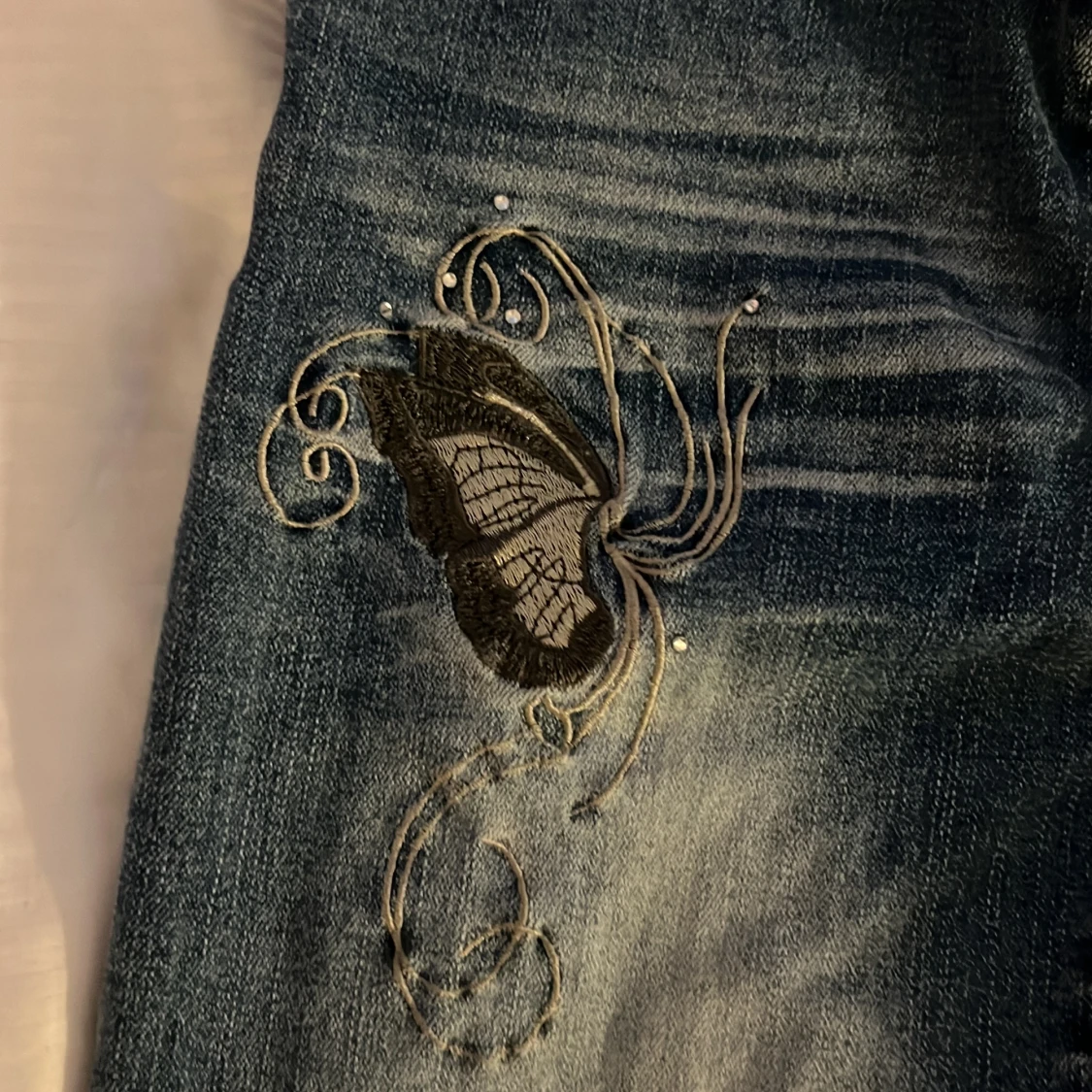 Jeans med fjärilsbroderi - 1