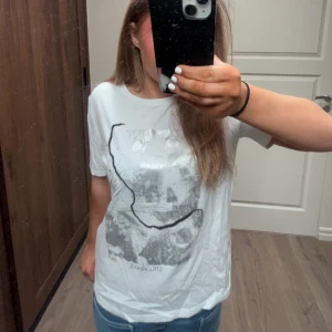 Vit T-shirt med silver detaljer  - Vit T-shirt med silver detaljer från Zara. Passar perfekt nu till sommaren!! Aldrig använd💗