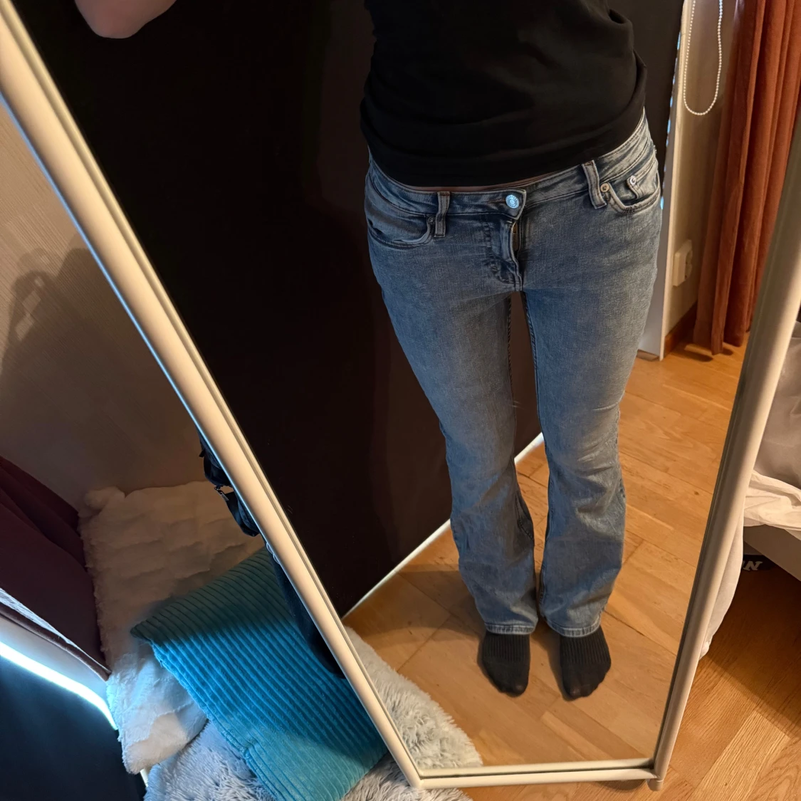 Blå bootcut jeans från Weekday