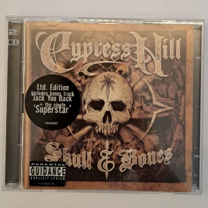 Cypress Hill: Skull & Bones LIMITED EDITION - Dubbel-CD med albumet 'Skull & Bones' av Cypress Hill. Cdn är limited edition och Innehåller bonusspår plus singeln 'Superstar'.  Skivan är fint skick och samt omslaget.