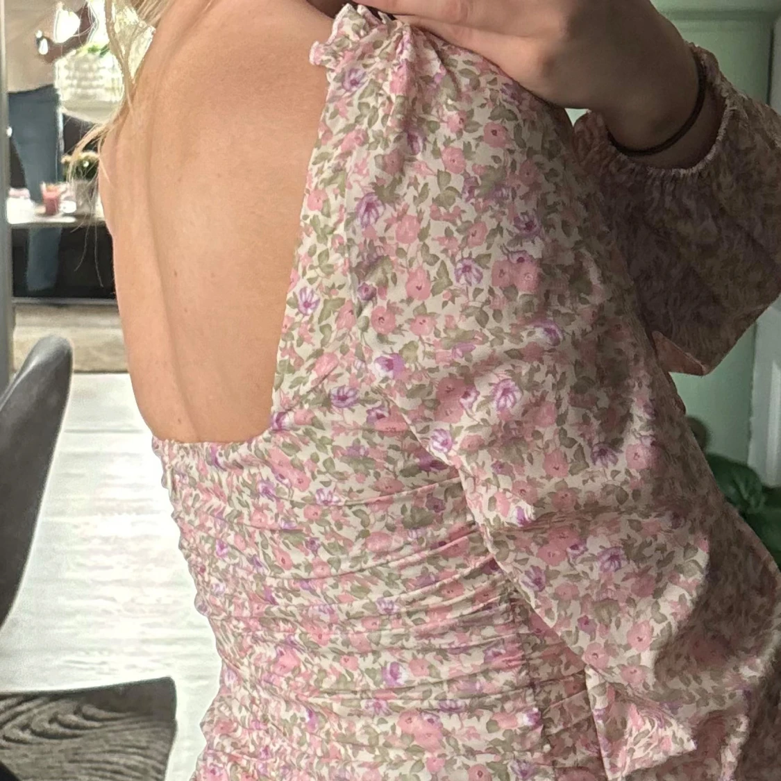 Blommig kortklänning. - 1