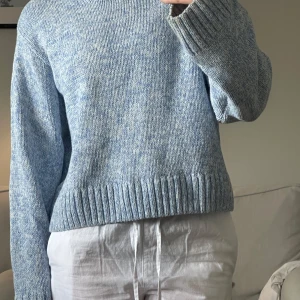 Ljusblå stickad tröja - Stickad tröja från gina tricot, storlek S. Använd ett fåtal gånger