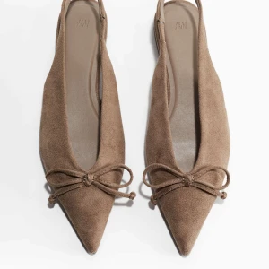 Slingbacks med rosett H&M SLUTSÅLDA storlek 39 - Så fina sandale/ mules/ slingbacks från H&M. Helt slutsålda i denna färg. Aldrig använda. Med prislappen kvar. Storlek 39, true to size 💓💓💓