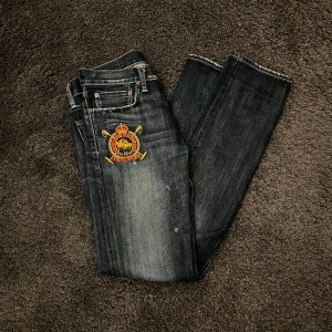 Vintage Ralph Lauren jeans  - Extremt sällsynta vintage Ralph Lauren jeans i storlek 29/32. Väldigt bra skick med sköna slitningar runt om samt väldigt fet patch på framsidan. 