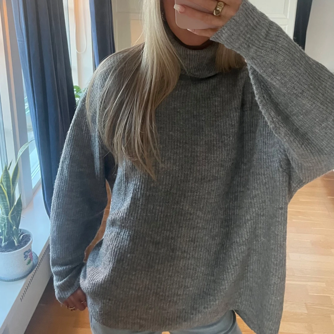 Grå stickad polotröja - 1