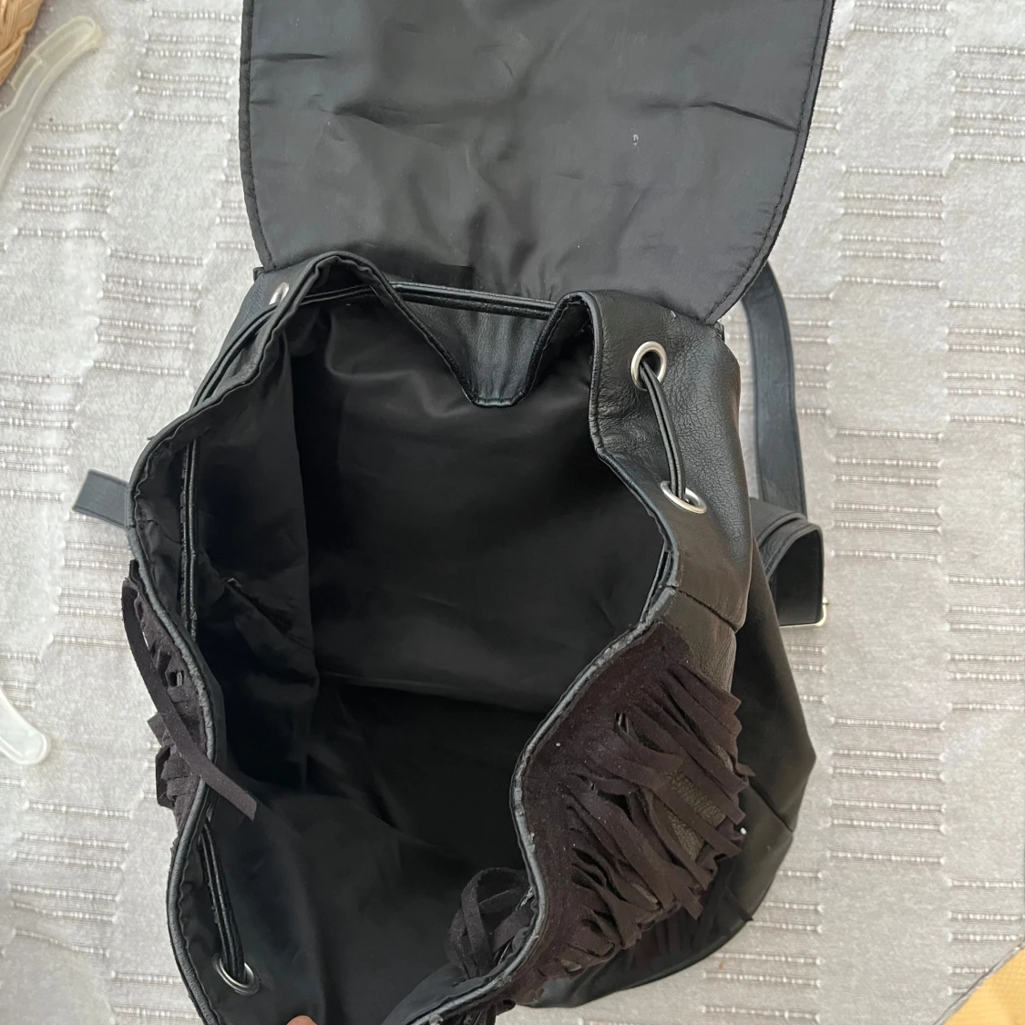 Svart mocka ryggsäck med fransar - 1