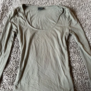 Softtouch Topp - Säljer nu min soft touch tröja från gina tricot i en olivgrön färg som ej säljs längre, då den en kommer till användning, knappt använd! Skriv privat för fler bilder🥰