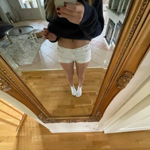 Vita lågmidjade shorts - Midjemåttet är 34cm!