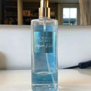 Victoria's Secret Aqua Kiss Fragrance Mist - Fräsch och lätt doftmist från Victoria's Secret i varianten Aqua Kiss. Ungefär en fjärdedel kvar💙