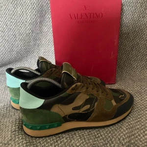 Valentino Rockrunner sneakers i camouflage - Säljer mina tvärfeta rockrunners. Väldigt bra skick, tveka inte om du har frågor. Är uppe för byten!