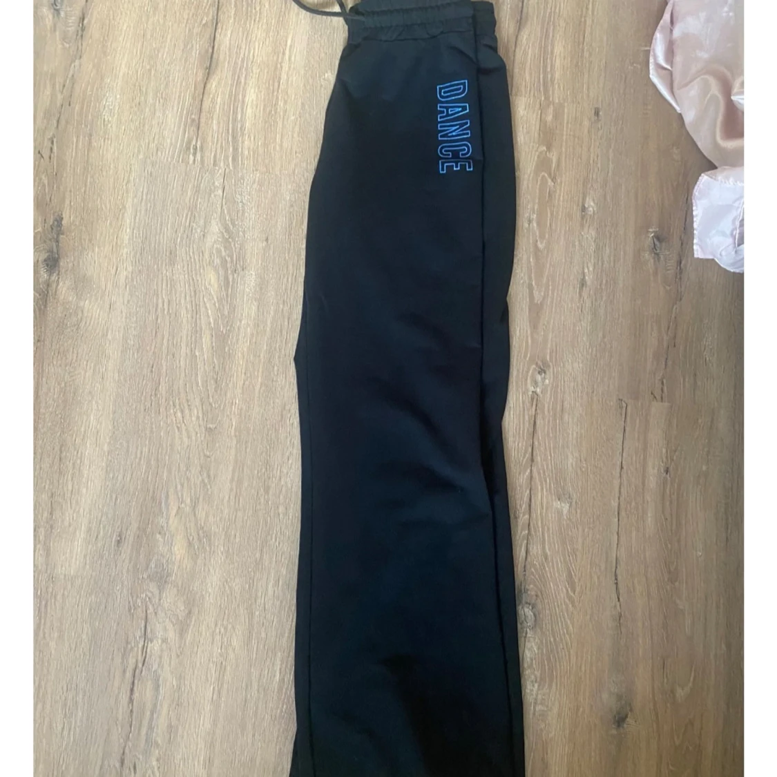 Svarta dansbyxor med blå DANCE print - 3