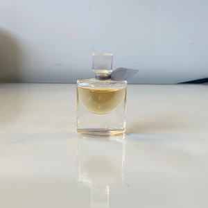 La Vie Est Belle Eau de Parfum från Lancôme - LITEN tester, aldrig använd, en klassisk och feminin doft från Lancôme.🌟