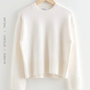 Stickad tröja från & other stories - Stickad vit tröja med ribbad deltalj på botten. Den är lite liten i storleken och använd och lite knottrig men fortfarande i bra skick💕