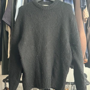 Svart stickad tröja från Zara - Mysig svart stickad tröja från Zara med rund halsringning och ribbade muddar vid ärmslut och nederkant. Perfekt för kyliga dagar och enkel att matcha med olika outfits.