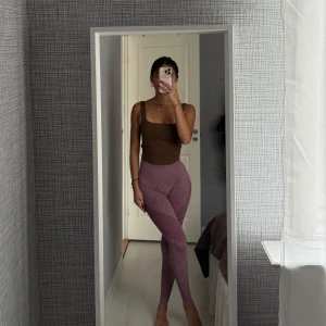 Rosa sömlösa leggings - Säljer ett par rosa sömlösa leggings med hög midja. De är tighta och har en snygg passform som framhäver formerna. Perfekta för gymmet eller en aktiv vardag. Materialet är stretchigt och bekvämt.