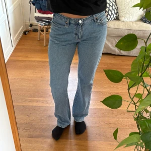 Raka jeans från BikBok - Supersnygga raka lågmidjade jeans från BikBok Använda men superfint skick. Finns ett litet ”slitage” på höger bakficka (se sista bilden) Storlek W29 L32