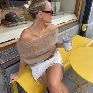 Stickad off shoulder  - super super fin stickad off shoulder tröja från design by si, helt ny med lapp aldrig använd 💕💕💕 slut i denna storlek 