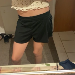 Svarta shorts  - Säljer ett par svarta mjukis shorts med  lös passform. Perfekta för sommaren och enkla att matcha med olika toppar. Mjukt material och bekväm midja. 