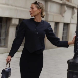 Svart asymmetrisk kavaj från Avora - Säljer en svart kavaj från Bianca Ingrossos Avora med asymmetrisk knäppning och flera knappar framtill. Nypris: 2999kr men har aldrig kommit till användning. Hittade att den sålts för 2200kr men jag lägger upp den för 1600. Som sagt aldrig använd prislapp kvar. Är något liten i storlek så skulle mer säga 40 än 42. Kan förhandla! 