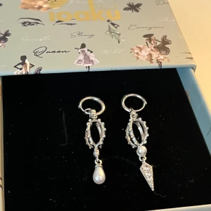 Ioaku örhängen - Örhängen från ioaku som var limited edition och såldes påsken 2024. Nyskick!!💕