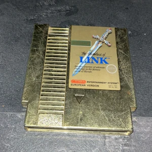 The Adventure of Link (Zelda II) NES-kassett - Säljer en europeisk version av The Adventure of Link till Nintendo Entertainment System. Kassetten har en ikonisk guldfärgad design med svärd på framsidan och klassisk etikett. Perfekt för samlare av retrospel och Zelda-fans.