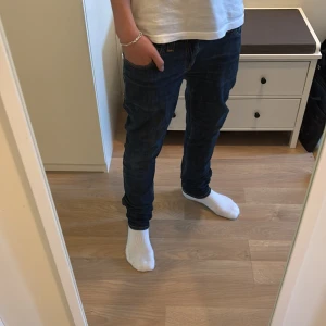 Nudie Jeans - Extremt feta jeans som är i okej skick, inga defekter finns. Nypris 1800 vårat pris 399 som är för billigt, först till kvarn🤝💯