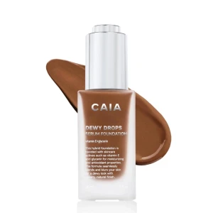 Dewy Drops Serum Foundation 50W från CAIA - Foundation från CAIA i nyansen 50W. Kommer i en glasflaska med silvrig pump och ger en dewy finish. Innehåller vitamin E och glycerin för återfuktning och lyster. Perfekt för dig som vill ha en naturlig glow. säljer då den inte var i min färg