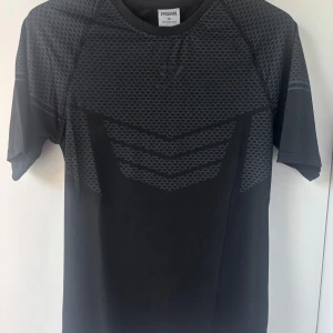 Svart Gymshark onyx - Sällsynt Svart Gymshark Onyx 2.0 tshirt, väldigt bra skick för att ha haft den ett tag. 9/10 skick.