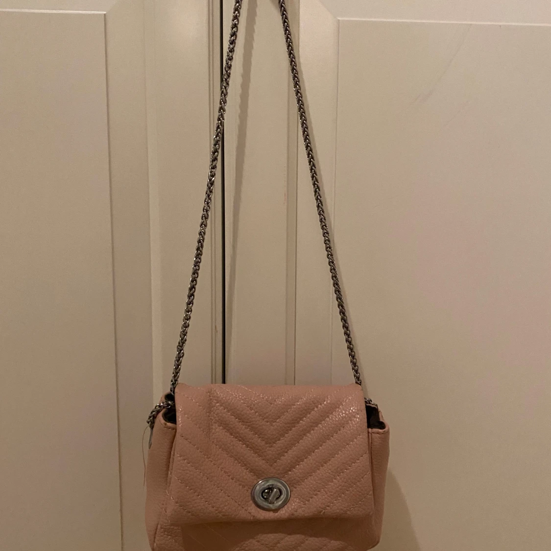 Beige quiltad axelväska med kedja - 1