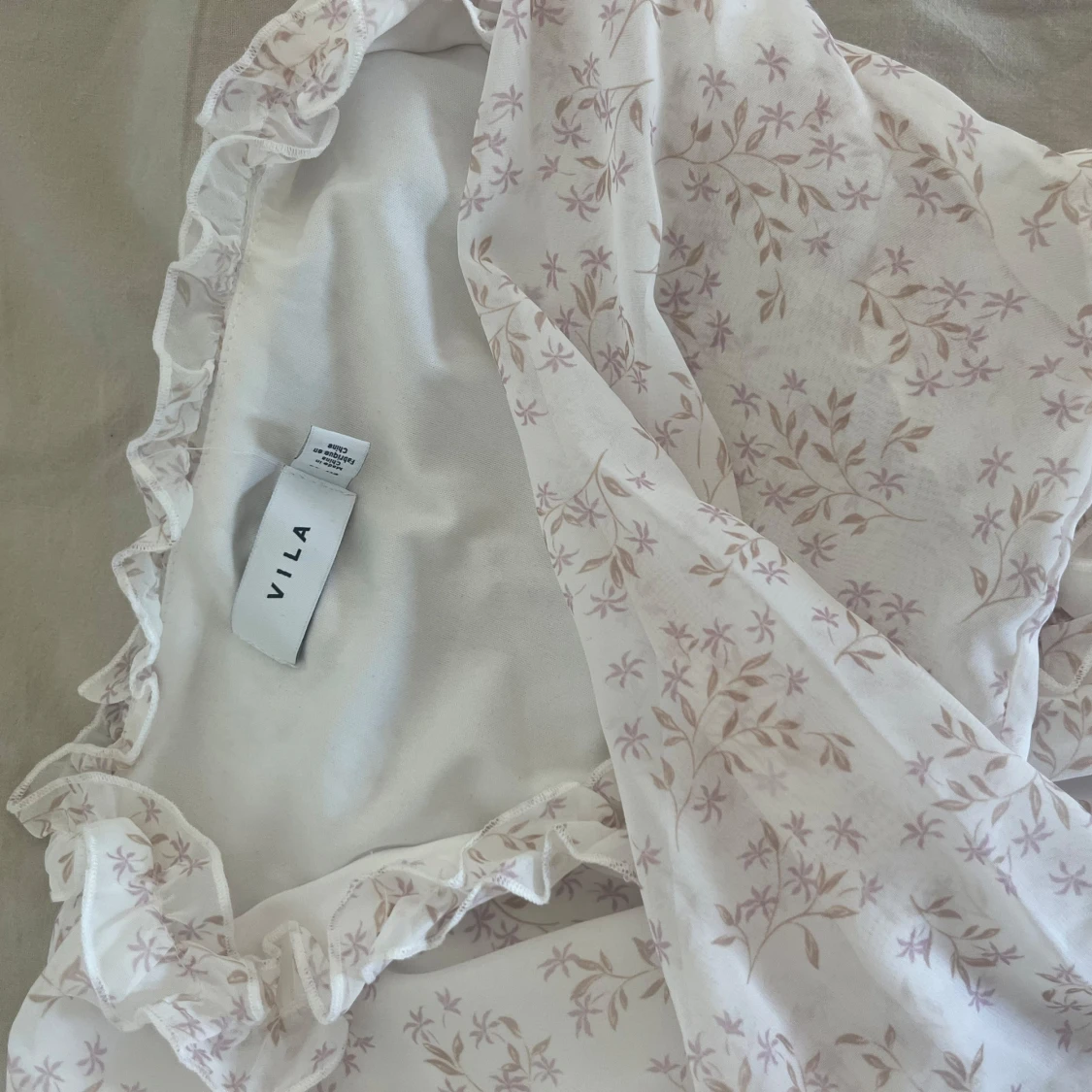 Blommig vit omlottklänning från Vila - 2