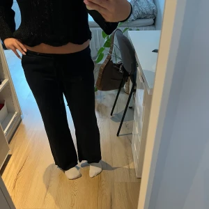 Linnebyxor från H&M - Svarta, populära linnebyxor från H&M med låg midja. De krympte lite i tvätten så nu är de lite för korta för mig som är 160. Storlek XXS men passar även som XS!