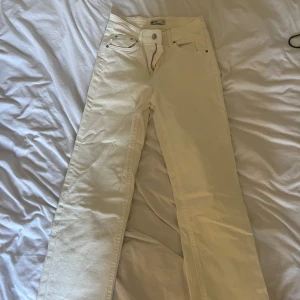 Vita raka jeans från Gina tricot - Snygga vita jeans från Gina tricot med klassisk femficksdesign och raka ben. Jeansen har en ren look och är tillverkade i mjukt bomullstyg. Perfekta för dig som vill ha en fräsch och stilren vibe. Passar dig som gillar enkel och tidlös stil.