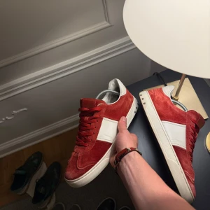Valentino Flycrew  - Snygga Valentino Flycrews i bra skick med alla original nitar pá plus läda Storlek 43. Skicket skulle jag vilja pastà är 8/10 med tanke pa äldern pả dessa skor.* Ar gärna öppen för byten (endast seriösa, är det ex lanvins eller Philppe model kommer det att ignoreras) Fraktar eller mots pa Östermalm. Perfekta för dig som vill sticka ut med stil.