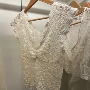 Spets topp  - Säljer denna pourlära toppen ifrån Zara i spets som är så snygg men kommer ej till användning 