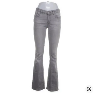 Grå bootcut jeans från lager 157 - Snygga grå jeans med bootcut passform och lowboot. Det är length full så passar om du är lite längre💞