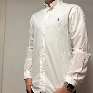Polo Ralph Lauren Skjorta | M, Slim fit - Säljer en sjukt fet Ralph Lauren skjorta | Nypriset ligger på ~ 1800kr, mitt pris, 499kr | Storlek M, slim fit | Jag på bilden är 181,71kg | Inga synliga defekter, därav mycket bra skick | Skriv vid intresse ! 💫😉