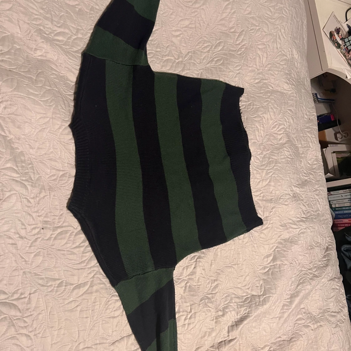 Randig stickad tröja i grönt och svart - 1