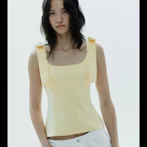 Gul linnetopp med breda axelband - Säljer denna jätte gulliga gula topp med breda axelband som är använd vid två tillfällen. Den är väldigt fin och matchar till många fina outfit. Skriv bara om ni vill ha fler bilder.