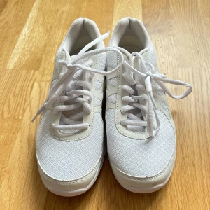 träningssneakers - Fräscha vita sneakers gjorda för inomhusträning i storlek 36. Sparsamt använda, bra skick.