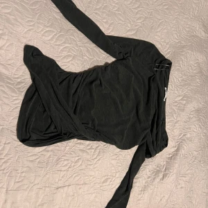 Grå tjock tröja  - Grå tjock tröja från Zara har andvänt den endast en gång men min galge råkade typ gö sönder den lilla biten som man kan hänga den med!