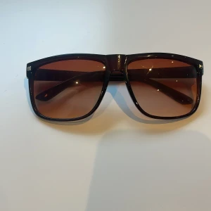 Svarta solglasögon med bruna glas - Solglasögon 🕶️ 